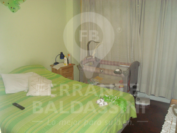 BURZACO DEPTO DE 3 AMB EN 1ER PISO. EXCELENTE UBICACION S/AV.HIPOLITO IRIGOYEN. A POCAS CDRAS ESTAC.BURZACO.LINEAS COLECTIVO X ESQUINA: CAÑUELAS, 501,406, ETC. C/ESPACIO PARA GURADAR AUTO — foto 6