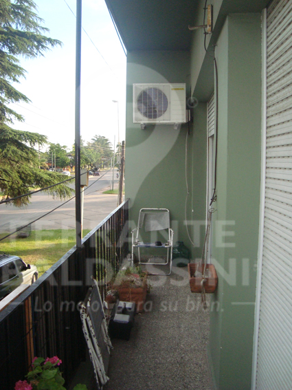 BURZACO DEPTO DE 3 AMB EN 1ER PISO. EXCELENTE UBICACION S/AV.HIPOLITO IRIGOYEN. A POCAS CDRAS ESTAC.BURZACO.LINEAS COLECTIVO X ESQUINA: CAÑUELAS, 501,406, ETC. C/ESPACIO PARA GURADAR AUTO — foto 9