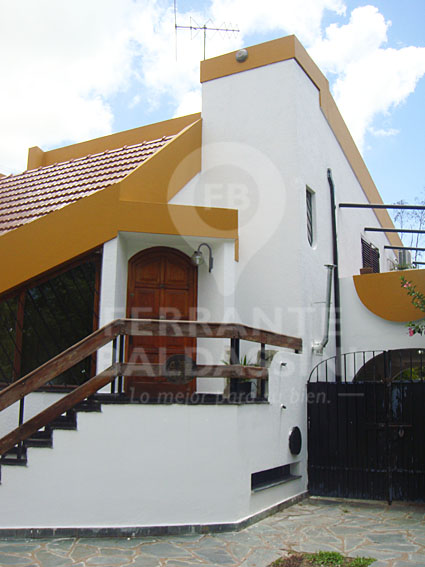 BURZACO - Hermosa y Cómoda casa en 4 niveles. Gran construcción! 170 m2 con quincho y pileta / Se puede anexar terreno lindante