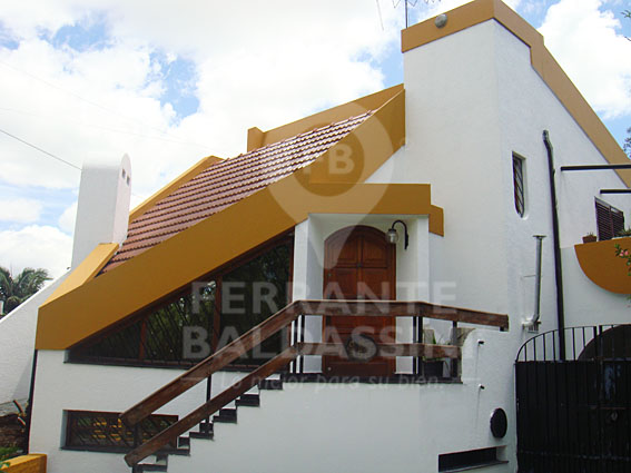BURZACO - Hermosa y Cómoda casa en 4 niveles. Gran construcción! 170 m2 con quincho y pileta / Se puede anexar terreno lindante — foto 2