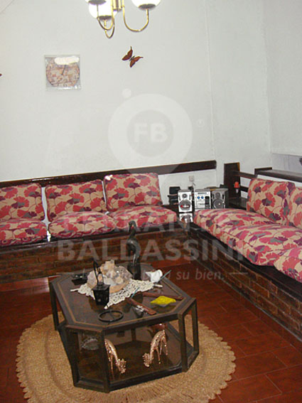 BURZACO - Hermosa y Cómoda casa en 4 niveles. Gran construcción! 170 m2 con quincho y pileta / Se puede anexar terreno lindante — foto 3