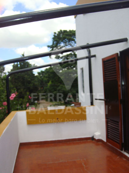 BURZACO - Hermosa y Cómoda casa en 4 niveles. Gran construcción! 170 m2 con quincho y pileta / Se puede anexar terreno lindante — foto 11
