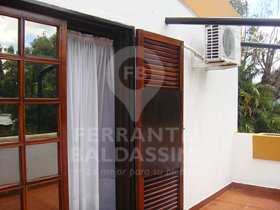 BURZACO - Hermosa y Cómoda casa en 4 niveles. Gran construcción! 170 m2 con quincho y pileta / Se puede anexar terreno lindante — foto 13