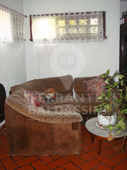 BURZACO - Hermosa y Cómoda casa en 4 niveles. Gran construcción! 170 m2 con quincho y pileta / Se puede anexar terreno lindante — foto 14