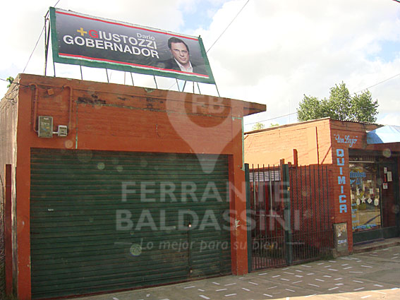 BURZACO - MINISTRO RIVADAVIA - CASA AMPLIA CON 2 LOCALES Y FONDO - ESCRITURADA - TERRENO DE 10 X 30