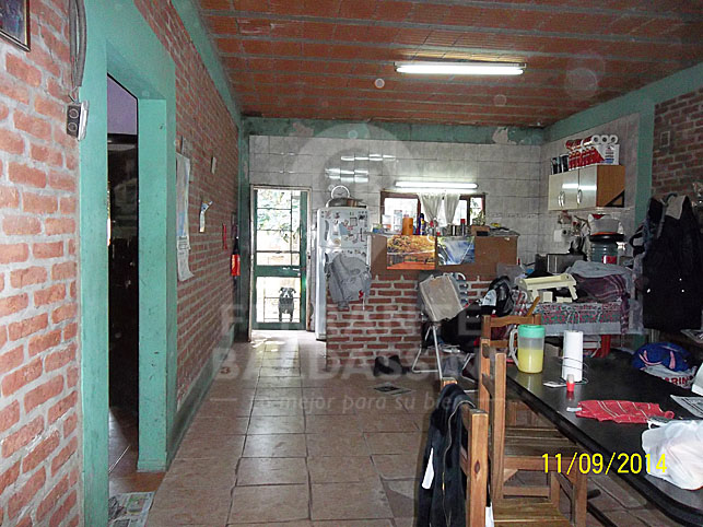 BURZACO - MINISTRO RIVADAVIA - CASA AMPLIA CON 2 LOCALES Y FONDO - ESCRITURADA - TERRENO DE 10 X 30 — foto 3