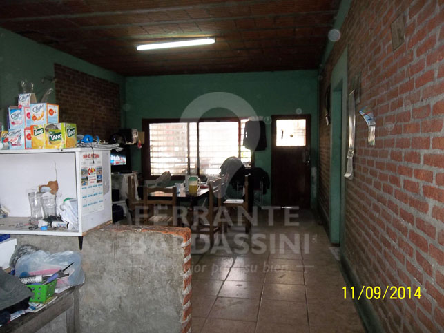 BURZACO - MINISTRO RIVADAVIA - CASA AMPLIA CON 2 LOCALES Y FONDO - ESCRITURADA - TERRENO DE 10 X 30 — foto 4