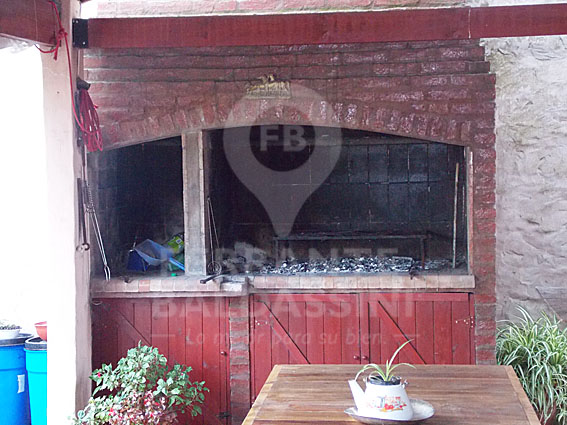 BURZACO. EXCELENTE CASA. AMPLIA, CONFORTABLE DE 2 PLANTAS. LOCAL AL FRENTE DE OPTIMA CALIDAD ( RENTABLE). IDEAL PARA FAMILIA GRANDE O 2 FAMILIAS. APTO CREDITO BANCARIO. — foto 2