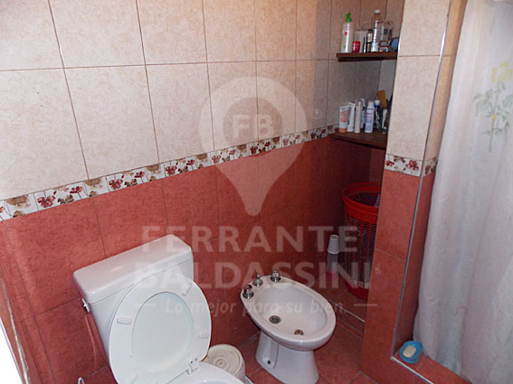 BURZACO. EXCELENTE CASA. AMPLIA, CONFORTABLE DE 2 PLANTAS. LOCAL AL FRENTE DE OPTIMA CALIDAD ( RENTABLE). IDEAL PARA FAMILIA GRANDE O 2 FAMILIAS. APTO CREDITO BANCARIO. — foto 3
