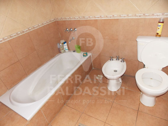 BURZACO. EXCELENTE CASA. AMPLIA, CONFORTABLE DE 2 PLANTAS. LOCAL AL FRENTE DE OPTIMA CALIDAD ( RENTABLE). IDEAL PARA FAMILIA GRANDE O 2 FAMILIAS. APTO CREDITO BANCARIO. — foto 6