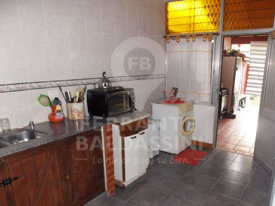 BURZACO. EXCELENTE CASA. AMPLIA, CONFORTABLE DE 2 PLANTAS. LOCAL AL FRENTE DE OPTIMA CALIDAD ( RENTABLE). IDEAL PARA FAMILIA GRANDE O 2 FAMILIAS. APTO CREDITO BANCARIO. — foto 8