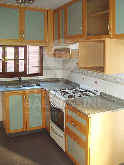 EXCEL. CASA TIPO DUPLEX , COMODO FUNCIONAL.INMEJORABLE UBICACION. ZONA RESIDENCIAL. HERMOSA VISTA. 4 DORMITORIOS en 2 PLANTAS, 1 EN SUITE. GARAGE Y PORTON AUTOMATICO.LISTA P/ MUDARSE.OPORTUNIDAD.