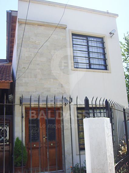 BURZACO - Casa + Duplex nuevo! Ideal 2 Familias! Detalles de categoría. Oportunidad para ver! Muy buena construcción. 2 de Abril esquina Martín Fierro