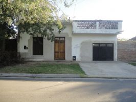 MARMOL : EXCELENTE PROPIEDAD DE ESTILO EN VENTA , 2 DORMIT.+ ENTREPISO+ LIVING-COMEDOR, COCINA,, LAVADERO, BAÑO, C/COCHERA, PATIO-JARDIN C/ PARRILLA. MUY BUENA UBICACIÓN ZONA RESIDENCIAL.