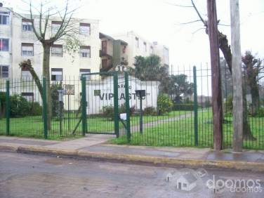 LONGCHAMPS - BARRIO VIPLASTIC - DEPARTAMENTO DE 3 AMBIENTES EN EXCELENTE ESTADO Y UBICACION. AREAS VERDES Y DE ESPARCIMIENTO. — foto 2