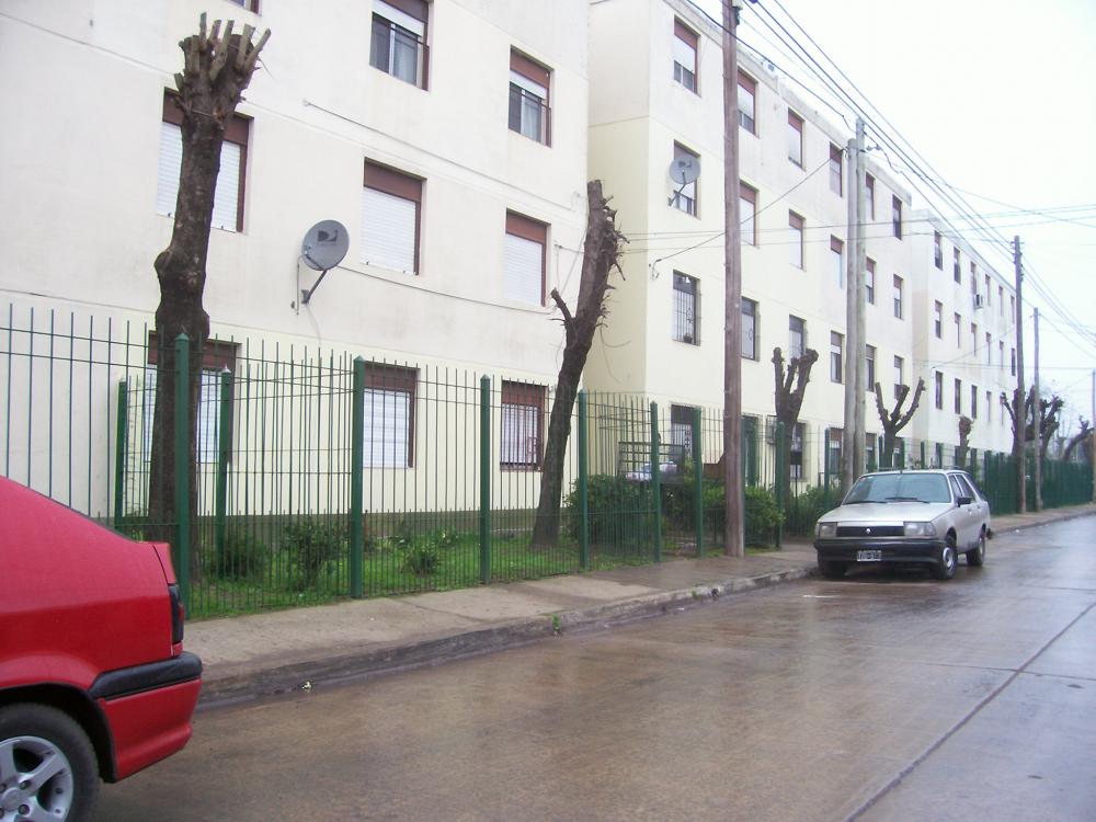 LONGCHAMPS - BARRIO VIPLASTIC - DEPARTAMENTO DE 3 AMBIENTES EN EXCELENTE ESTADO Y UBICACION. AREAS VERDES Y DE ESPARCIMIENTO. — foto 3