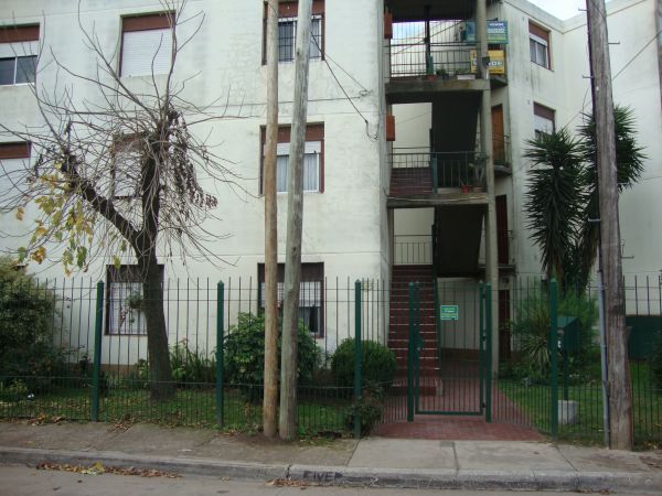LONGCHAMPS - BARRIO VIPLASTIC - EXCELENTE DEPARTAMENTO DE 4 AMBIENTES, 3 DORMITORIOS + COCHERA EN EXCELENTE ESTADO Y UBICACION. TODO A NUEVO. AREAS VERDES Y DE ESPARCIMIENTO. - 1