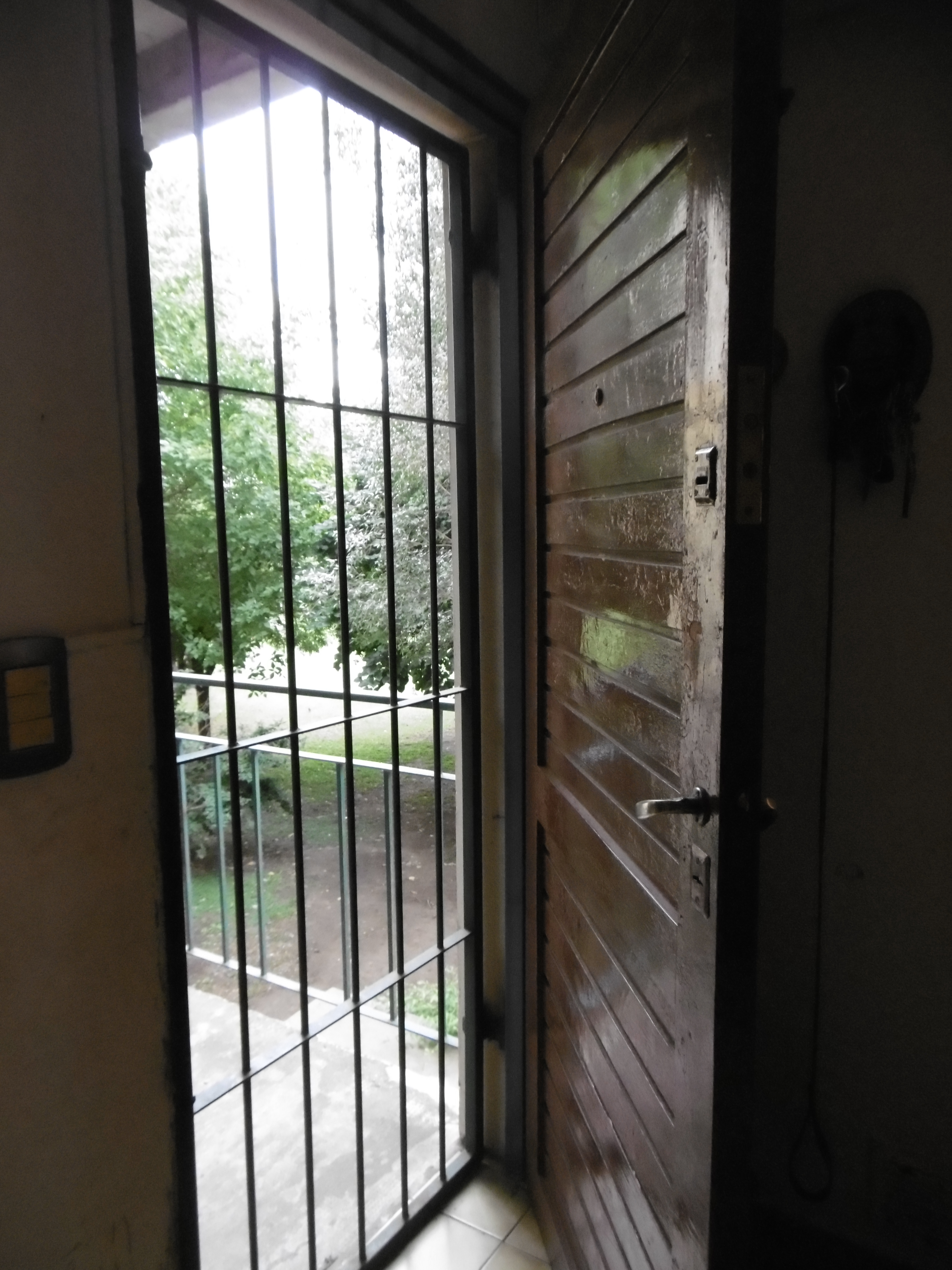 LONGCHAMPS - BARRIO VIPLASTIC - EXCELENTE DEPARTAMENTO DE 4 AMBIENTES, 3 DORMITORIOS + COCHERA EN EXCELENTE ESTADO Y UBICACION. TODO A NUEVO. AREAS VERDES Y DE ESPARCIMIENTO. — foto 3