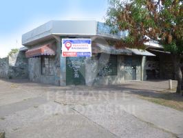 BURZACO:CASA EN P.BAJA C/3 LOCALES. OPORTUNIDAD DE INVERSION. Posibilidad de 4 Rentas reales. Lineas de Colectivo en la esquina , Asfalto. Cerca de Escuela y Colegios.