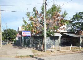 BURZACO:CASA EN P.BAJA C/3 LOCALES. OPORTUNIDAD DE INVERSION. Posibilidad de 4 Rentas reales. Lineas de Colectivo en la esquina , Asfalto. Cerca de Escuela y Colegios. — foto 2
