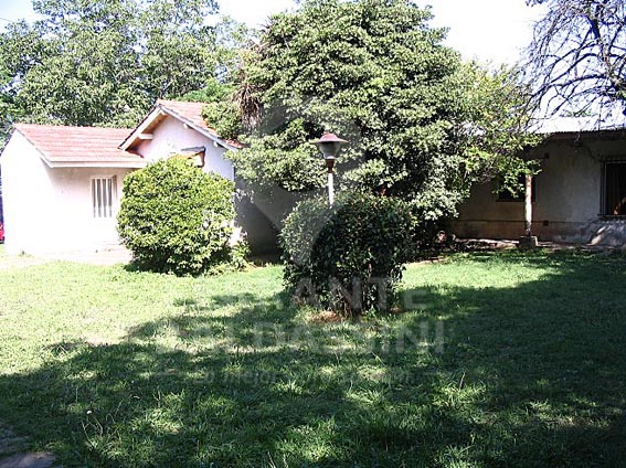 BURZACO - Casa tipo casaquinta desarrollada sobre 3 lotes, 1500 m2 único en la zona, Ideal para proyecto urbanístico o proyecto de duplex, se escucha oferta razonable.ACEPTA PERMUTA.