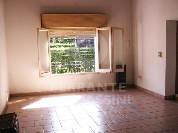BURZACO - Casa tipo casaquinta desarrollada sobre 3 lotes, 1500 m2 único en la zona, Ideal para proyecto urbanístico o proyecto de duplex, se escucha oferta razonable.ACEPTA PERMUTA. — foto 2