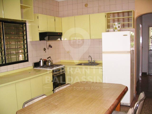 BURZACO - Casa tipo casaquinta desarrollada sobre 3 lotes, 1500 m2 único en la zona, Ideal para proyecto urbanístico o proyecto de duplex, se escucha oferta razonable.ACEPTA PERMUTA. — foto 3