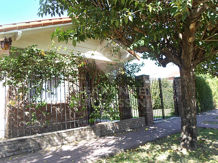 BURZACO CENTRO : HERMOSA CASA sobre 2 lotes en magnifica esquina- Mitre y Alem - Muy lindos detalles - Jardín de invierno y parque — foto 2