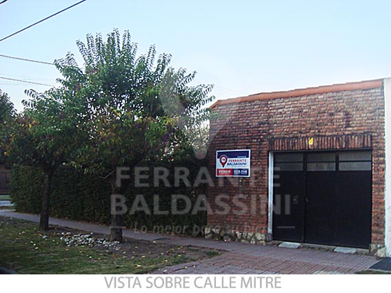 BURZACO CENTRO : HERMOSA CASA sobre 2 lotes en magnifica esquina- Mitre y Alem - Muy lindos detalles - Jardín de invierno y parque — foto 3
