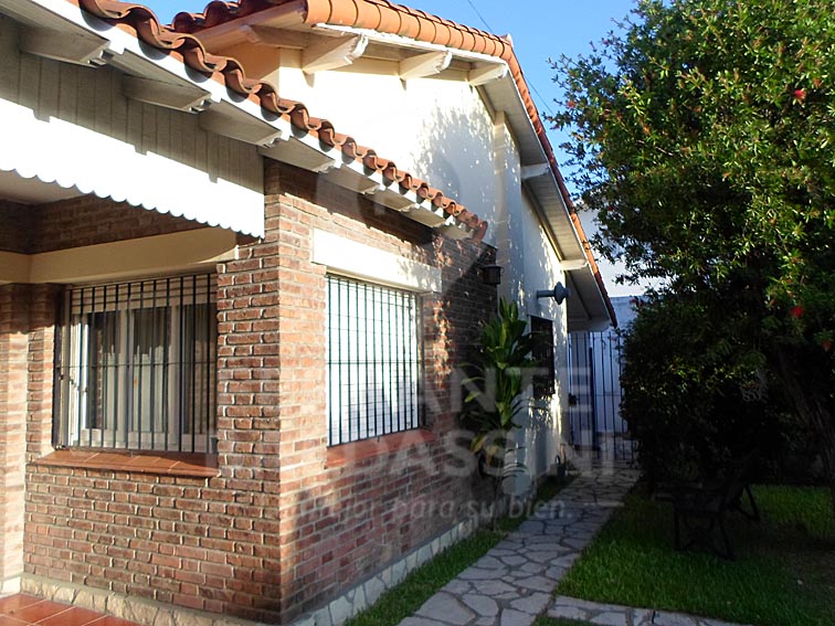 BURZACO CENTRO : HERMOSA CASA sobre 2 lotes en magnifica esquina- Mitre y Alem - Muy lindos detalles - Jardín de invierno y parque — foto 4