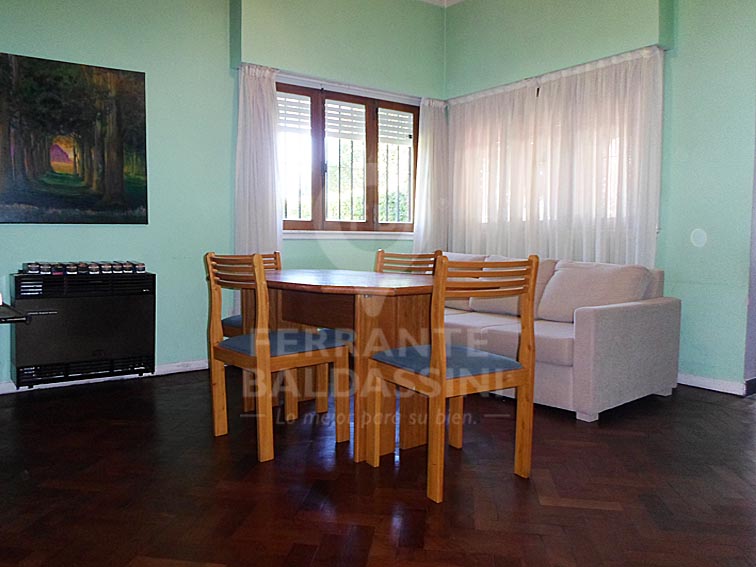 BURZACO CENTRO : HERMOSA CASA sobre 2 lotes en magnifica esquina- Mitre y Alem - Muy lindos detalles - Jardín de invierno y parque — foto 8