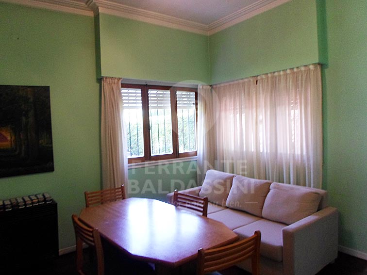 BURZACO CENTRO : HERMOSA CASA sobre 2 lotes en magnifica esquina- Mitre y Alem - Muy lindos detalles - Jardín de invierno y parque — foto 9