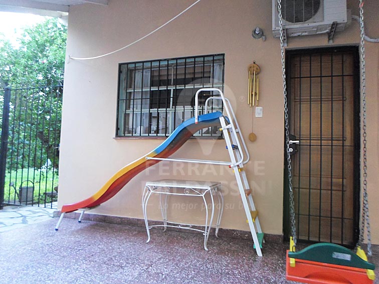 BURZACO CENTRO : HERMOSA CASA sobre 2 lotes en magnifica esquina- Mitre y Alem - Muy lindos detalles - Jardín de invierno y parque — foto 11