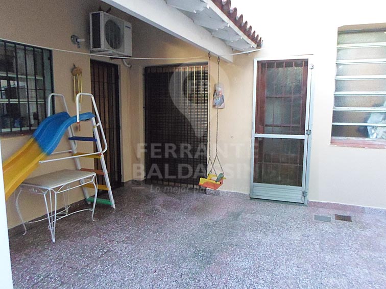BURZACO CENTRO : HERMOSA CASA sobre 2 lotes en magnifica esquina- Mitre y Alem - Muy lindos detalles - Jardín de invierno y parque — foto 12