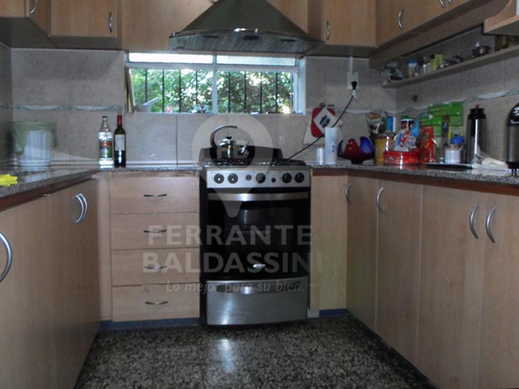 BURZACO CENTRO : HERMOSA CASA sobre 2 lotes en magnifica esquina- Mitre y Alem - Muy lindos detalles - Jardín de invierno y parque — foto 13