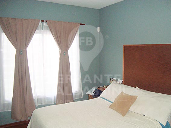 SAN VICENTE: EXCELENTE CASA. MODERNA, CALIDA, CONFORTABLE. ZONA CENTRICA, LOTE 10 X 40 MTS. CERCANA A LA LAGUNA C/ENTRADA P/2 AUTOS.HERMOSO PARQUE.CLOACAS-AGUA CORRIENTE -GAS NATURAL.PROPUESTA IDEAL . — foto 2