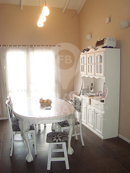 SAN VICENTE: EXCELENTE CASA. MODERNA, CALIDA, CONFORTABLE. ZONA CENTRICA, LOTE 10 X 40 MTS. CERCANA A LA LAGUNA C/ENTRADA P/2 AUTOS.HERMOSO PARQUE.CLOACAS-AGUA CORRIENTE -GAS NATURAL.PROPUESTA IDEAL . — foto 3
