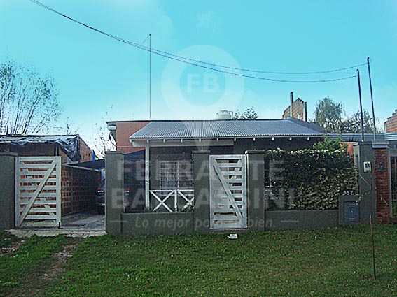 SAN VICENTE: EXCELENTE CASA. MODERNA, CALIDA, CONFORTABLE. ZONA CENTRICA, LOTE 10 X 40 MTS. CERCANA A LA LAGUNA C/ENTRADA P/2 AUTOS.HERMOSO PARQUE.CLOACAS-AGUA CORRIENTE -GAS NATURAL.PROPUESTA IDEAL . — foto 4