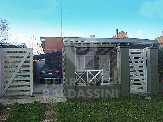 SAN VICENTE: EXCELENTE CASA. MODERNA, CALIDA, CONFORTABLE. ZONA CENTRICA, LOTE 10 X 40 MTS. CERCANA A LA LAGUNA C/ENTRADA P/2 AUTOS.HERMOSO PARQUE.CLOACAS-AGUA CORRIENTE -GAS NATURAL.PROPUESTA IDEAL . — foto 5