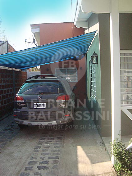 SAN VICENTE: EXCELENTE CASA. MODERNA, CALIDA, CONFORTABLE. ZONA CENTRICA, LOTE 10 X 40 MTS. CERCANA A LA LAGUNA C/ENTRADA P/2 AUTOS.HERMOSO PARQUE.CLOACAS-AGUA CORRIENTE -GAS NATURAL.PROPUESTA IDEAL . — foto 6