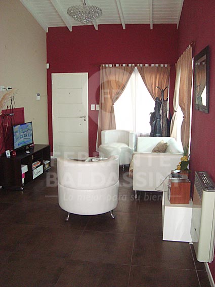 SAN VICENTE: EXCELENTE CASA. MODERNA, CALIDA, CONFORTABLE. ZONA CENTRICA, LOTE 10 X 40 MTS. CERCANA A LA LAGUNA C/ENTRADA P/2 AUTOS.HERMOSO PARQUE.CLOACAS-AGUA CORRIENTE -GAS NATURAL.PROPUESTA IDEAL . — foto 8