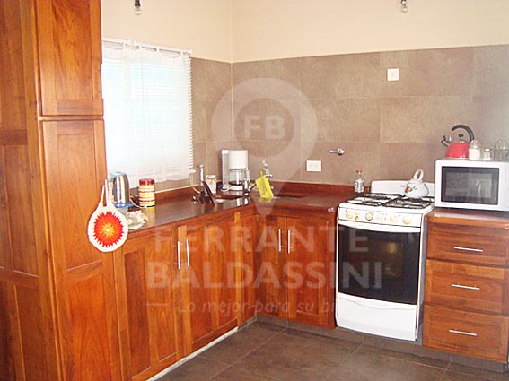 SAN VICENTE: EXCELENTE CASA. MODERNA, CALIDA, CONFORTABLE. ZONA CENTRICA, LOTE 10 X 40 MTS. CERCANA A LA LAGUNA C/ENTRADA P/2 AUTOS.HERMOSO PARQUE.CLOACAS-AGUA CORRIENTE -GAS NATURAL.PROPUESTA IDEAL . — foto 9