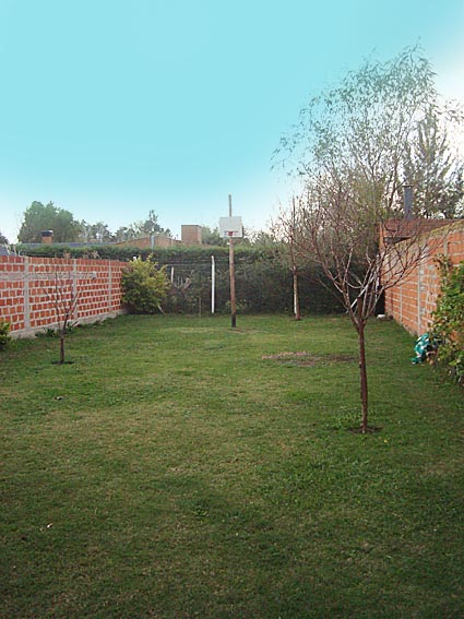 SAN VICENTE: EXCELENTE CASA. MODERNA, CALIDA, CONFORTABLE. ZONA CENTRICA, LOTE 10 X 40 MTS. CERCANA A LA LAGUNA C/ENTRADA P/2 AUTOS.HERMOSO PARQUE.CLOACAS-AGUA CORRIENTE -GAS NATURAL.PROPUESTA IDEAL . — foto 12
