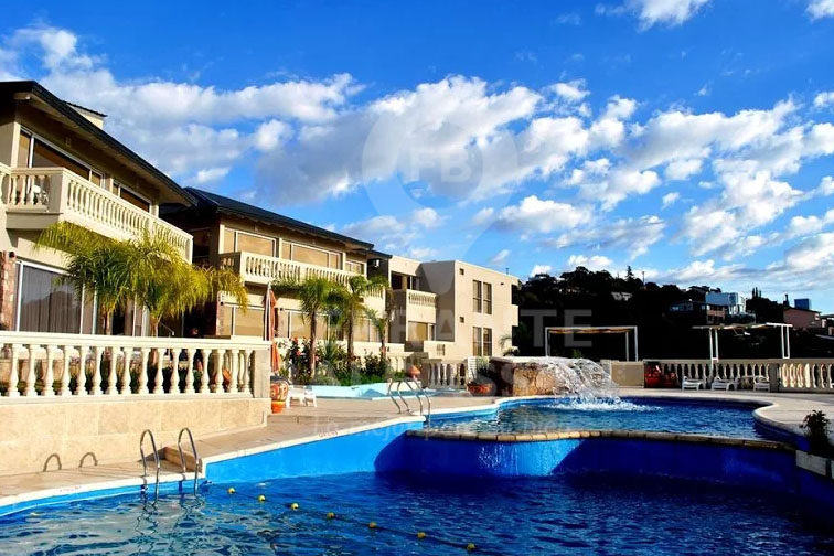 SE VENDE HOTEL DE CATEGORÍA EN LA CIUDAD DE CARLOS PAZ - CÓRDOBA - 22 HABITACIONES - PREDIO DE 4600 M2 - 1