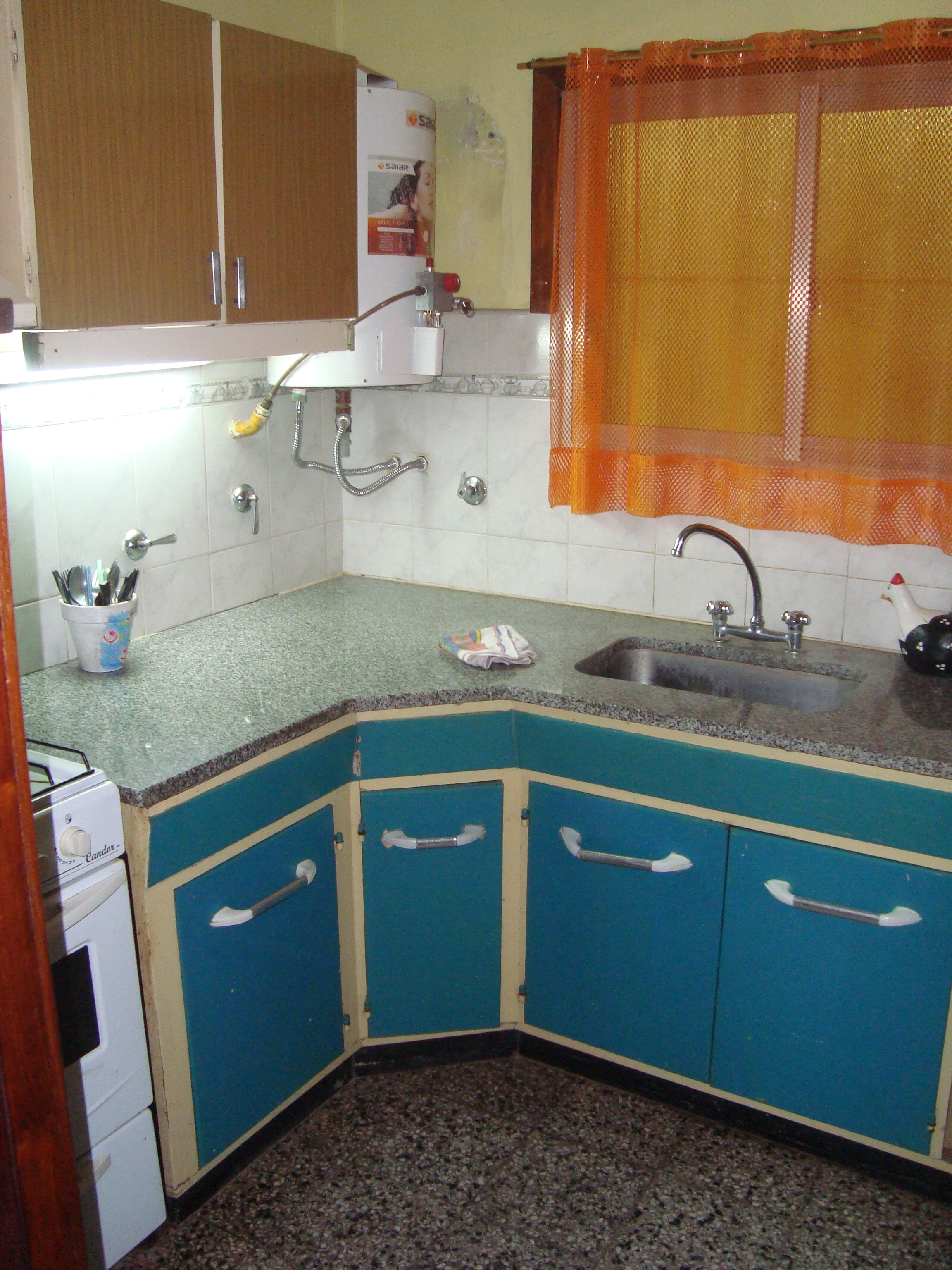 GENERAL BELGRANO ,MUY LINDA CASA, CONFORTABLE. ZONA CENTRO.2 DORMIT. LOTE 20 X 20 MTS aprox. C/GALERIA CUBIERTA, QUINCHO. PARRILLA, GARAGE, FONDO Y PQUE.TERRAZA. — foto 4
