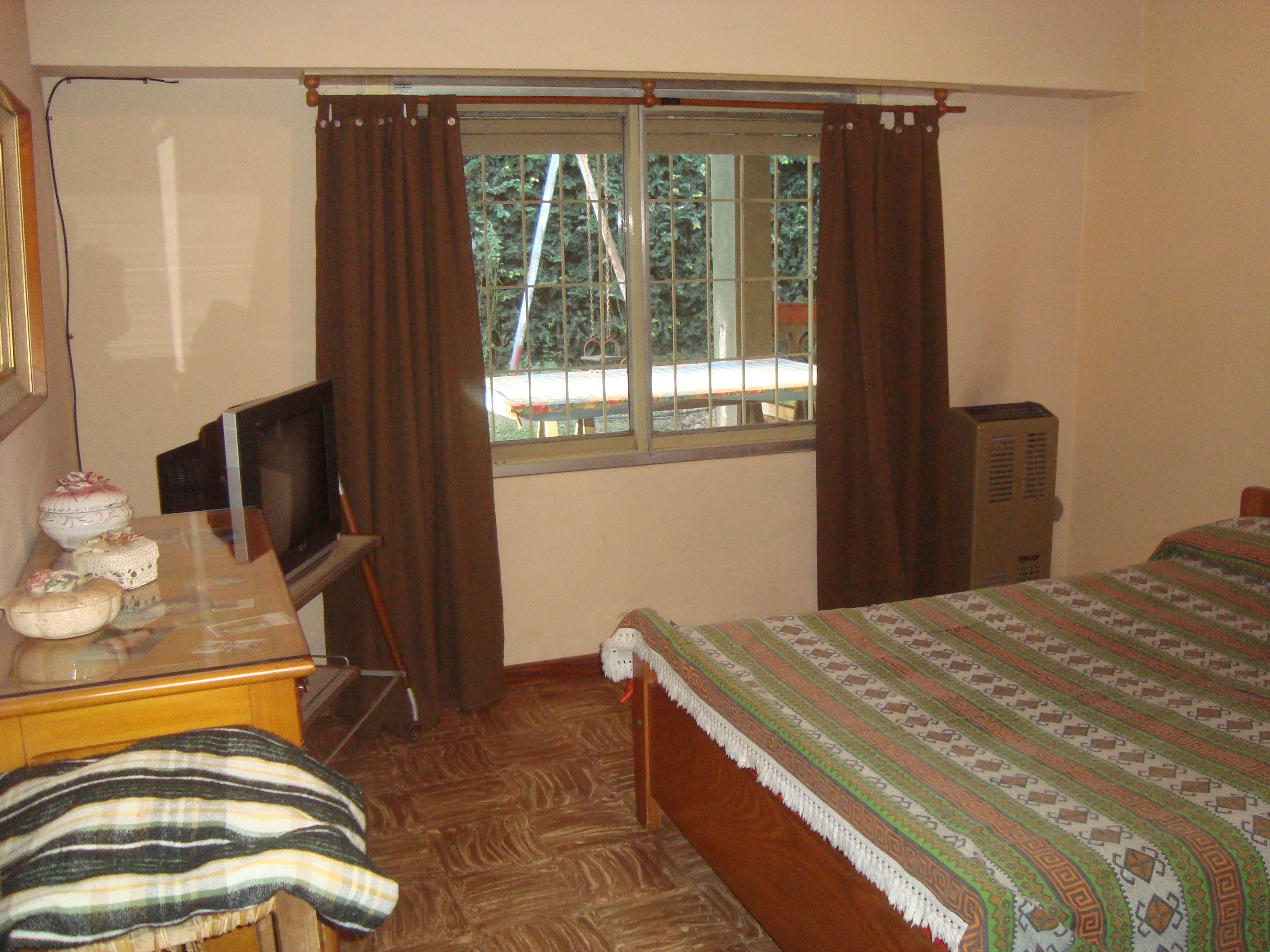 GENERAL BELGRANO ,MUY LINDA CASA, CONFORTABLE. ZONA CENTRO.2 DORMIT. LOTE 20 X 20 MTS aprox. C/GALERIA CUBIERTA, QUINCHO. PARRILLA, GARAGE, FONDO Y PQUE.TERRAZA. — foto 5