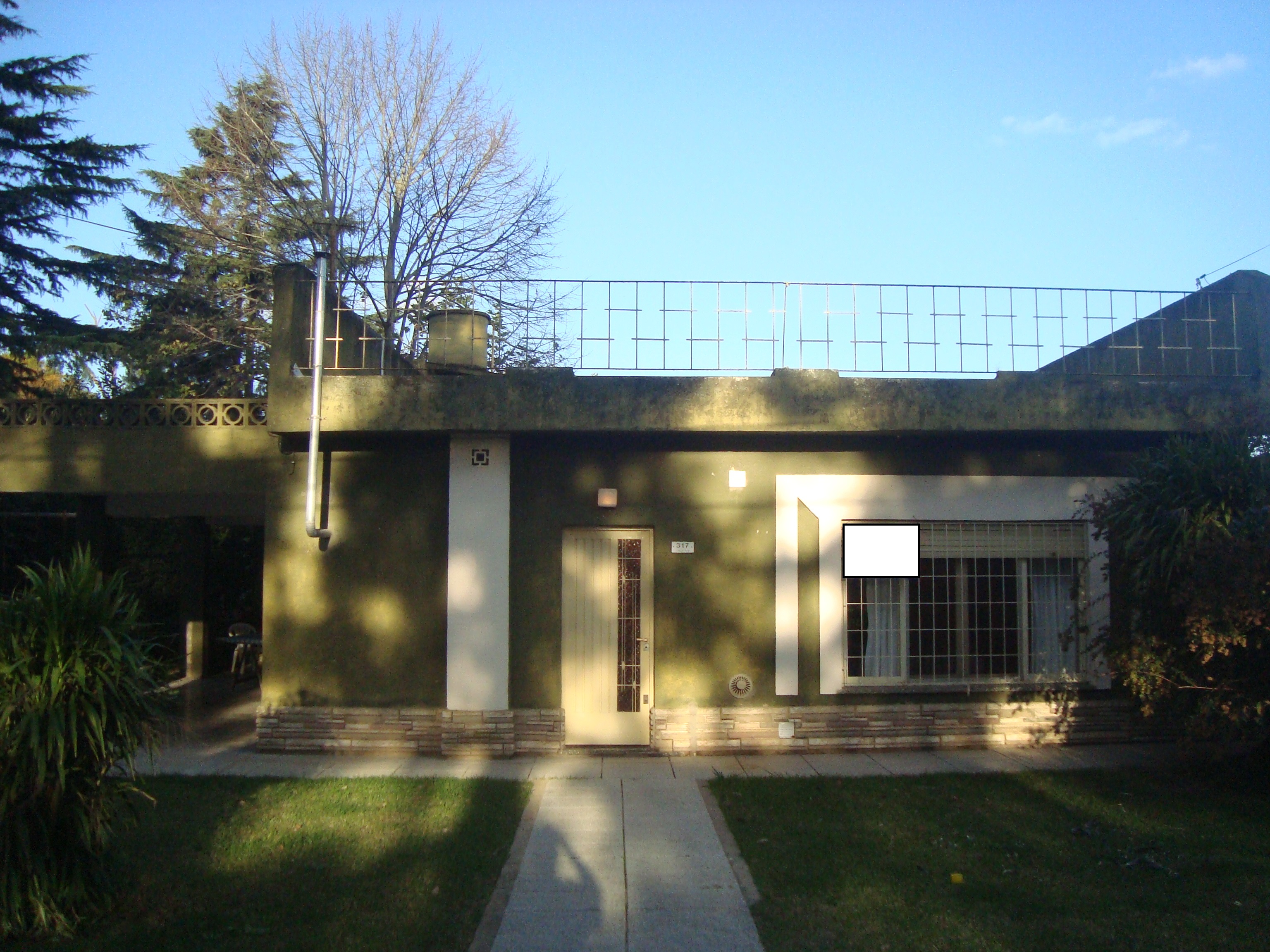 GENERAL BELGRANO ,MUY LINDA CASA, CONFORTABLE. ZONA CENTRO.2 DORMIT. LOTE 20 X 20 MTS aprox. C/GALERIA CUBIERTA, QUINCHO. PARRILLA, GARAGE, FONDO Y PQUE.TERRAZA. — foto 11