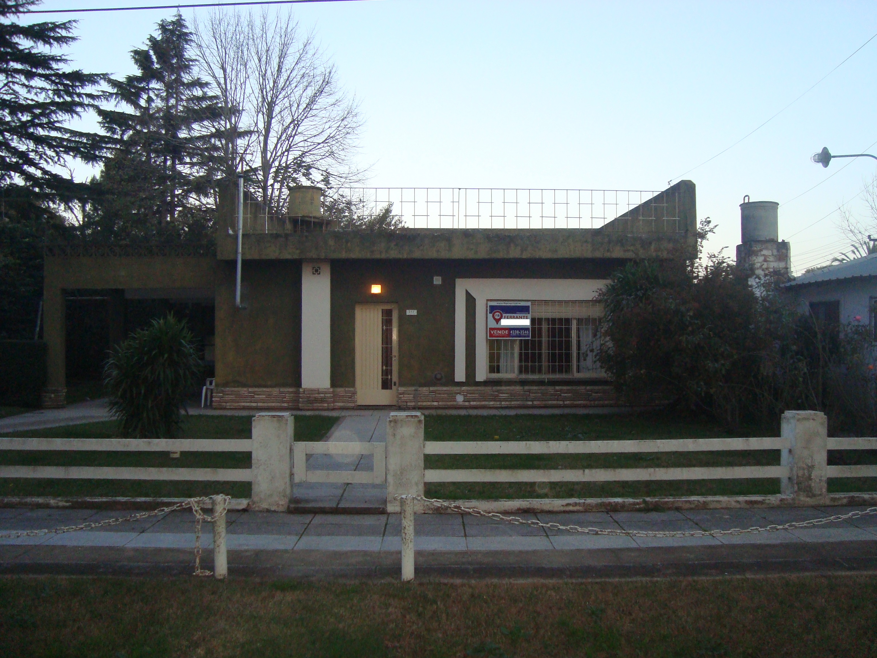 GENERAL BELGRANO ,MUY LINDA CASA, CONFORTABLE. ZONA CENTRO.2 DORMIT. LOTE 20 X 20 MTS aprox. C/GALERIA CUBIERTA, QUINCHO. PARRILLA, GARAGE, FONDO Y PQUE.TERRAZA. — foto 12