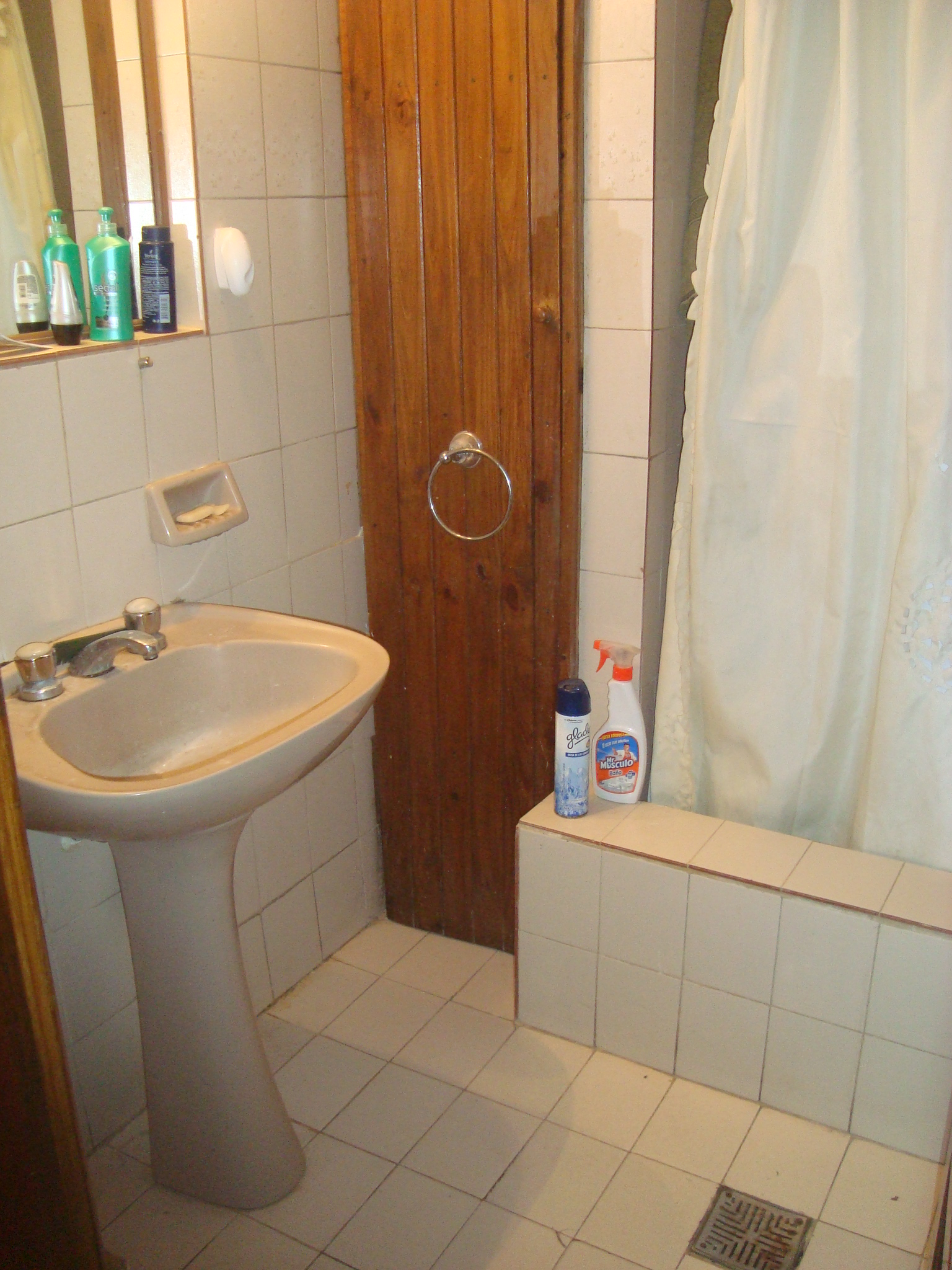 OPORTUNIDAD :AMPLIA CASA EN BURZACO. ZONA CENTRICA EN EXCELENTE ESQ.SOBRE ALCORTA Y ETCHEGOYEN. — foto 2