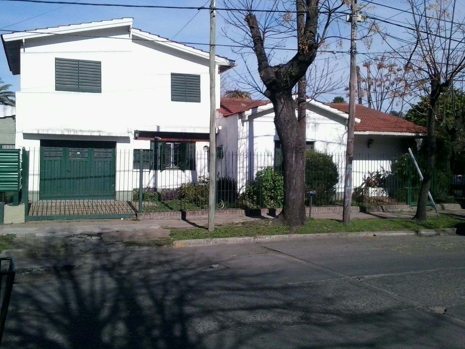 OPORTUNIDAD :AMPLIA CASA EN BURZACO. ZONA CENTRICA EN EXCELENTE ESQ.SOBRE ALCORTA Y ETCHEGOYEN. — foto 3
